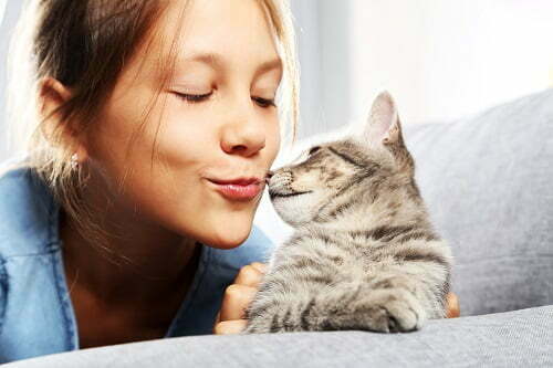 猫とキスをする女性
