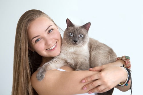 猫を抱く女性